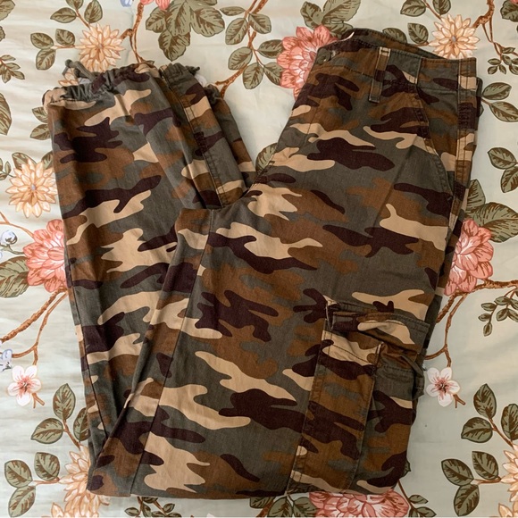 Levi's Women's Camouflage Cargo Pants - Picture 1 of 4